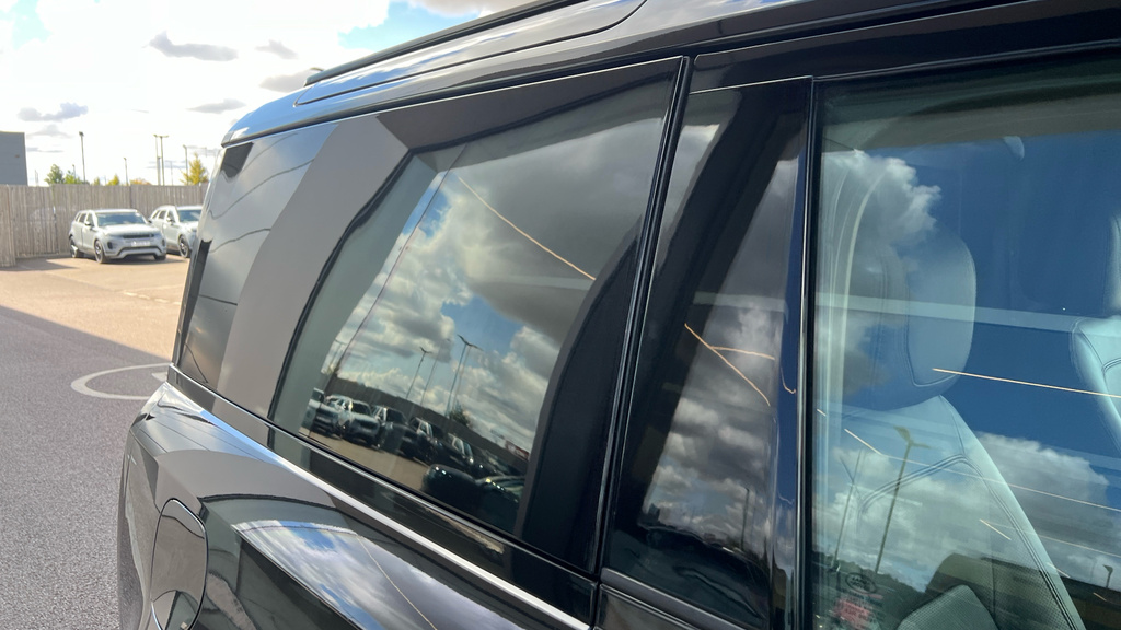 Land Rover Defender 3L Hse Black #52