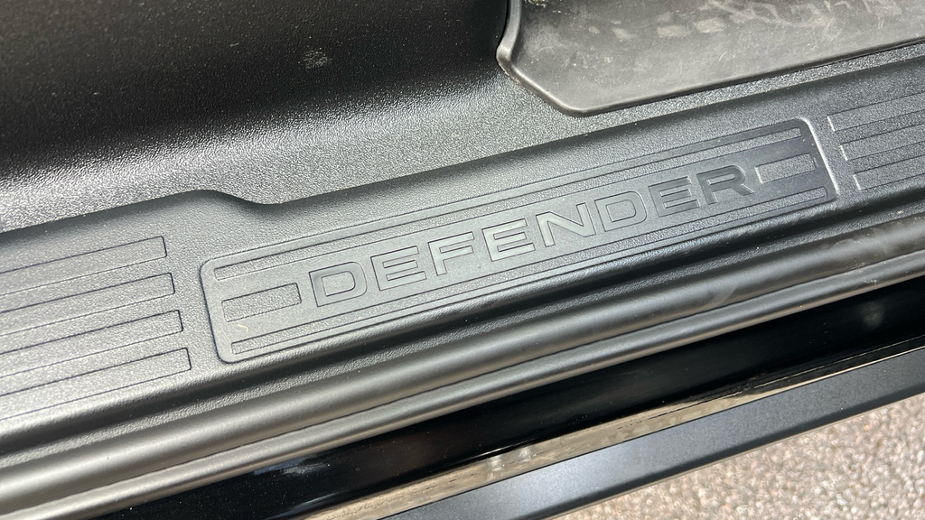 Land Rover Defender 3L Hse Black #34