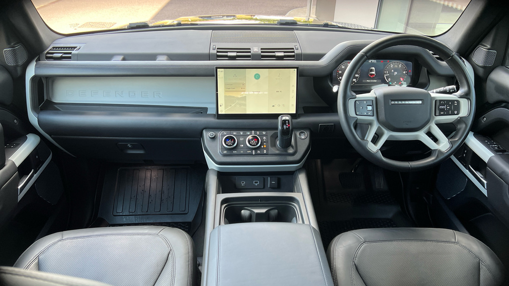 Land Rover Defender 3L Hse Black #9