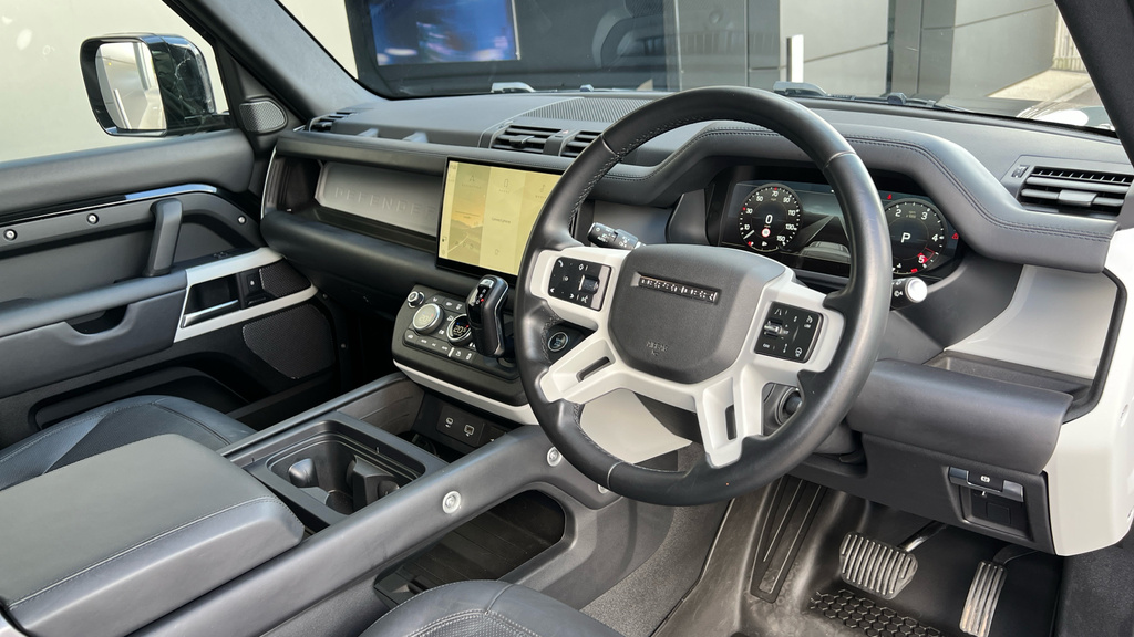 Land Rover Defender 3L Hse Black #22
