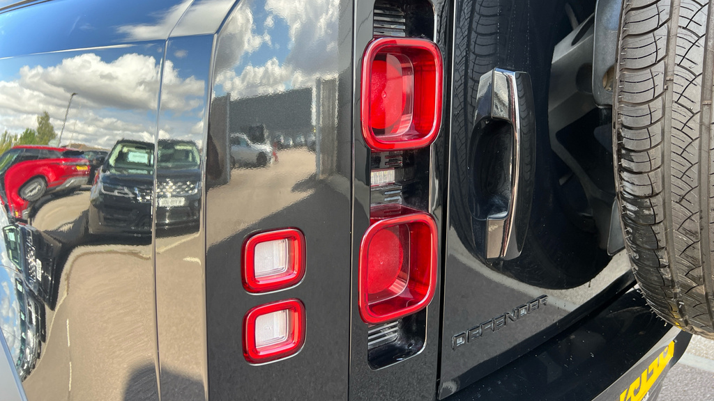 Land Rover Defender 3L Hse Black #18