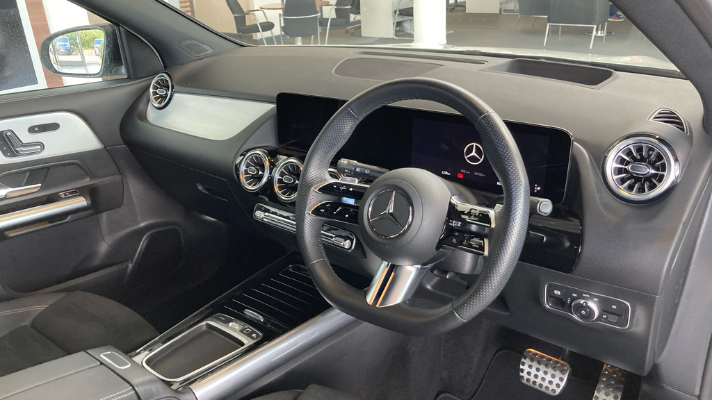 Mercedes-Benz GLA Class Gla 220D 4Matic Amg Line Premium Plus KW25AJO White #3