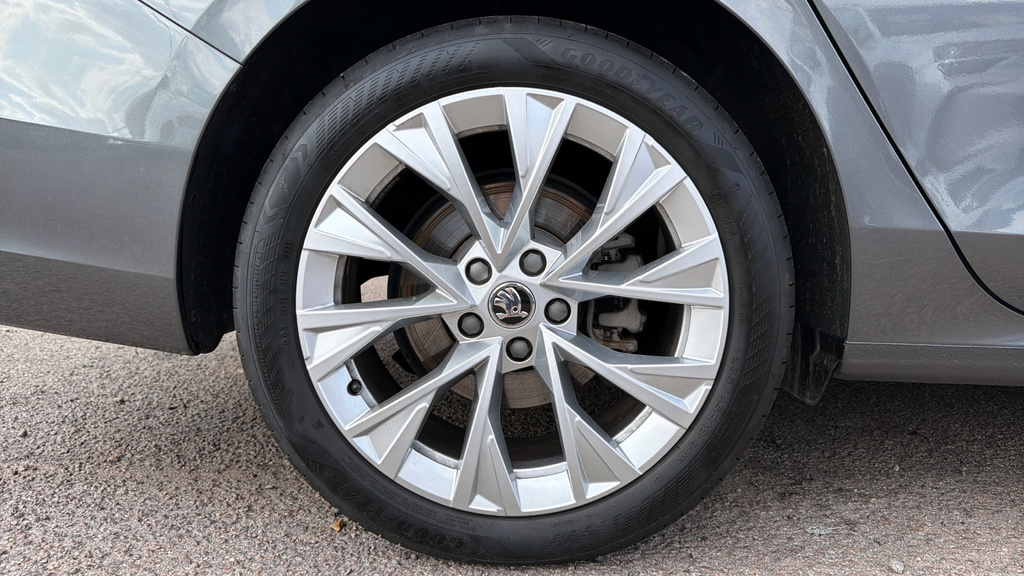 Skoda Superb Superb 2.0 Tdi Se L Dsg Grey #5