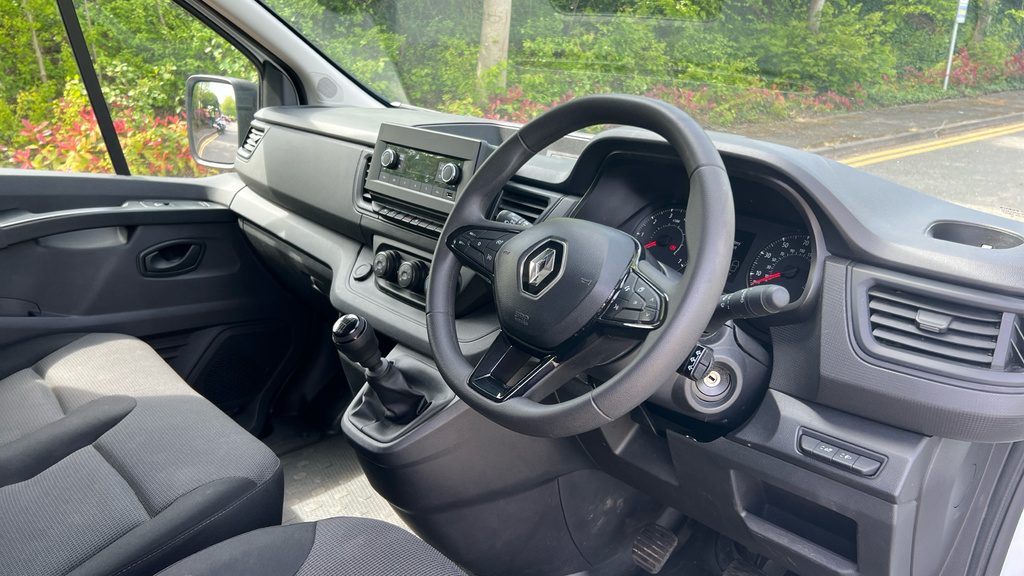 Renault Trafic Diesel White #9