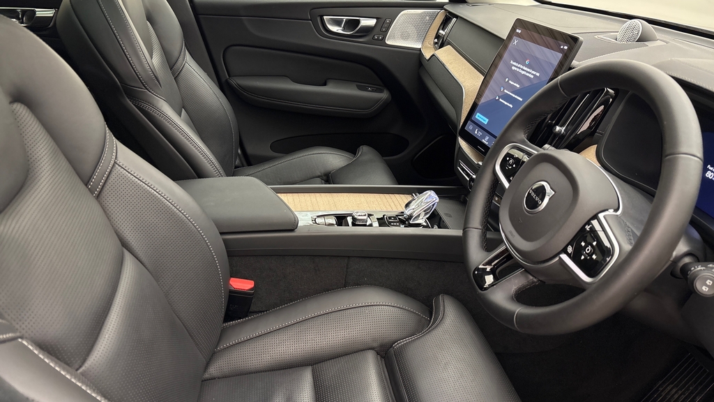 Volvo XC60 Plus Black Edition Black #29