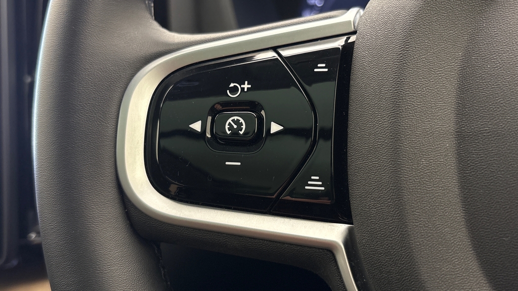 Volvo XC60 Plus Black Edition Black #31