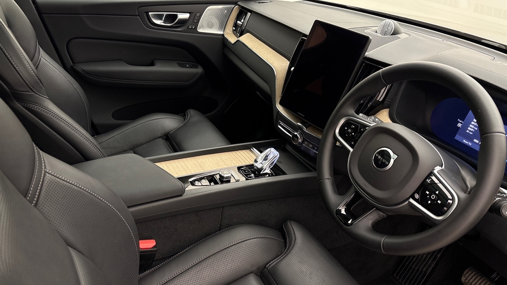Volvo XC60 Plus Black Edition Black #9