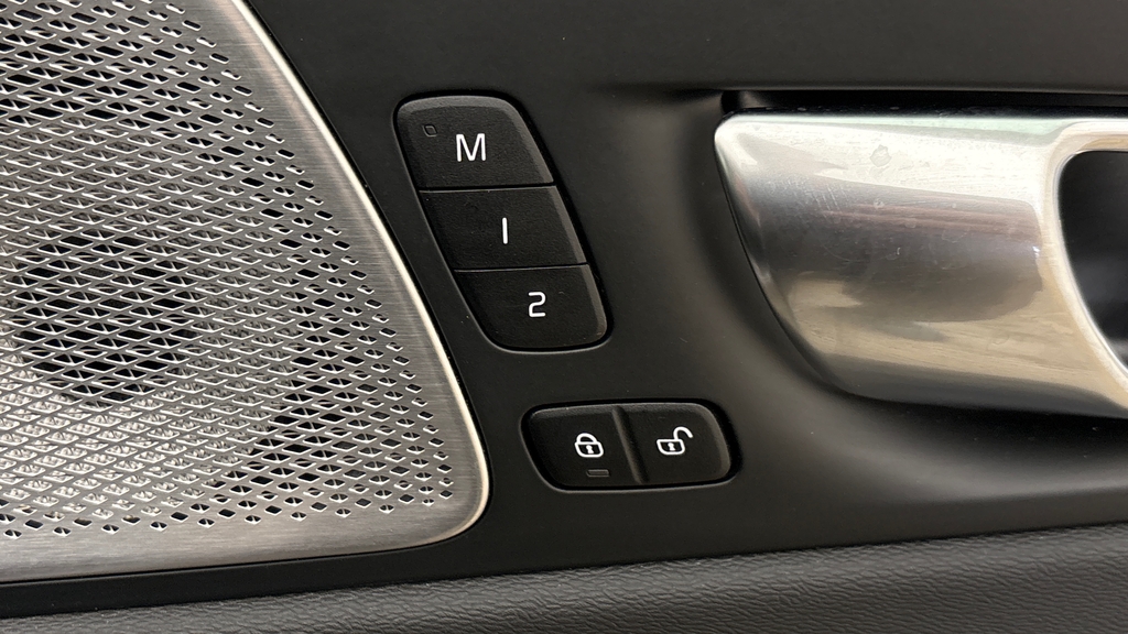 Volvo XC60 Plus Black Edition Black #26