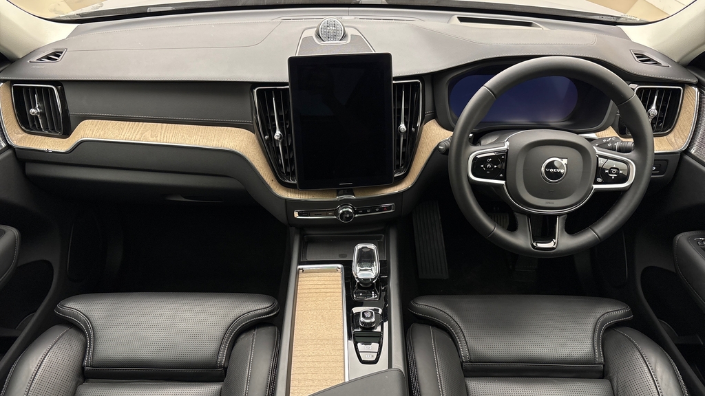 Volvo XC60 Plus Black Edition Black #10