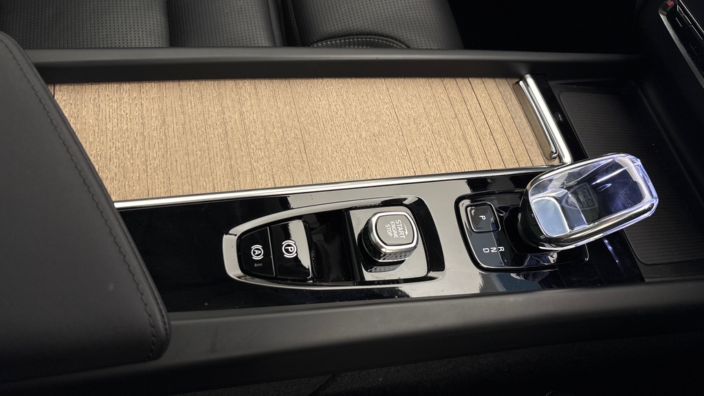 Volvo XC60 Plus Black Edition Black #32