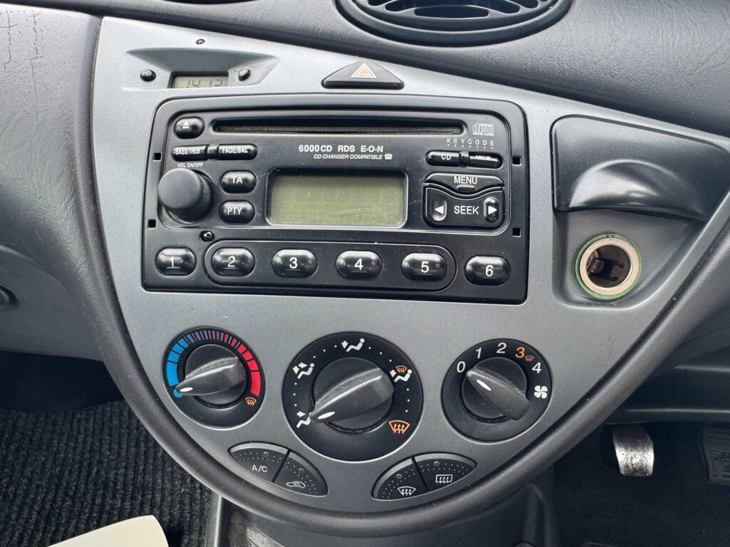 Ford Focus LX Silver #20