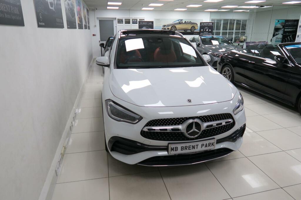 Mercedes-Benz GLA Class Gla 200 Amg Line Executive White #2