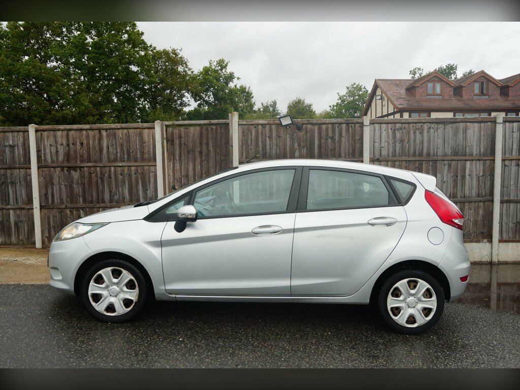 Ford Fiesta Unknown White #16
