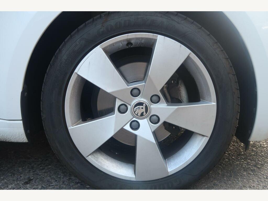 Skoda Octavia 1.5 Tsi Act Se Drive Euro 6 S S White #3