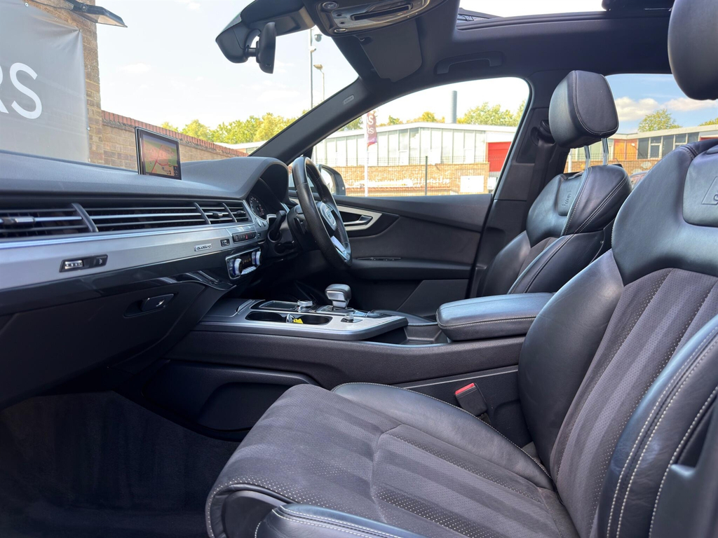 Audi Q7 S Line Black #44