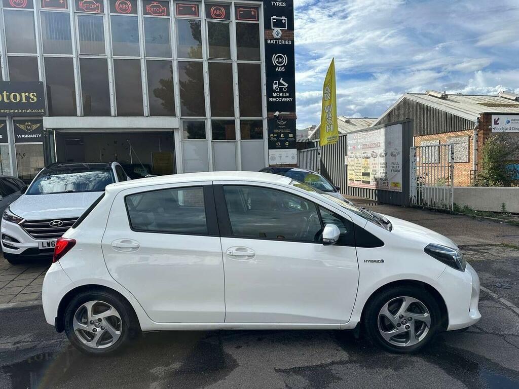 Toyota Yaris 1.5 Vvt-h Excel E-cvt Euro 6 15In Alloy White #3