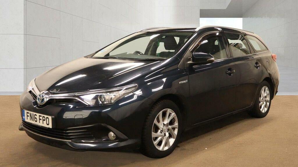 Toyota Auris White #2