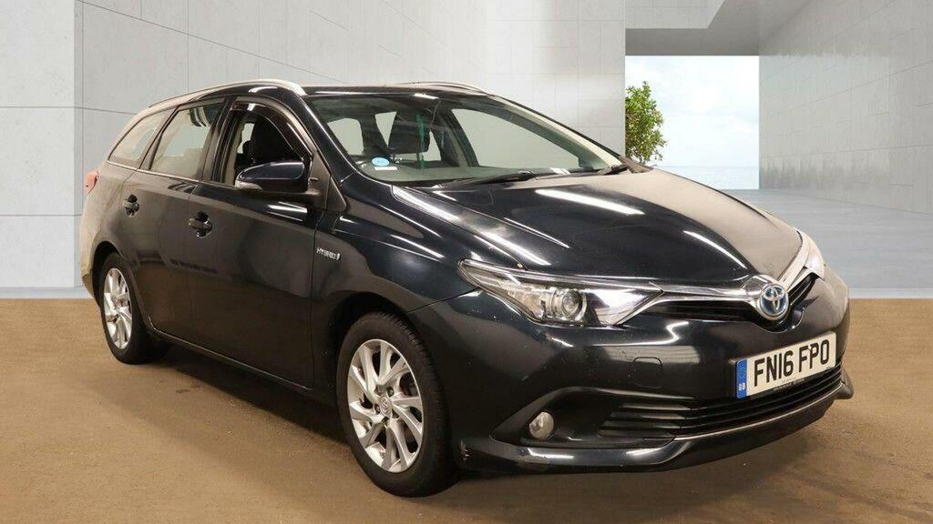 Toyota Auris White #1