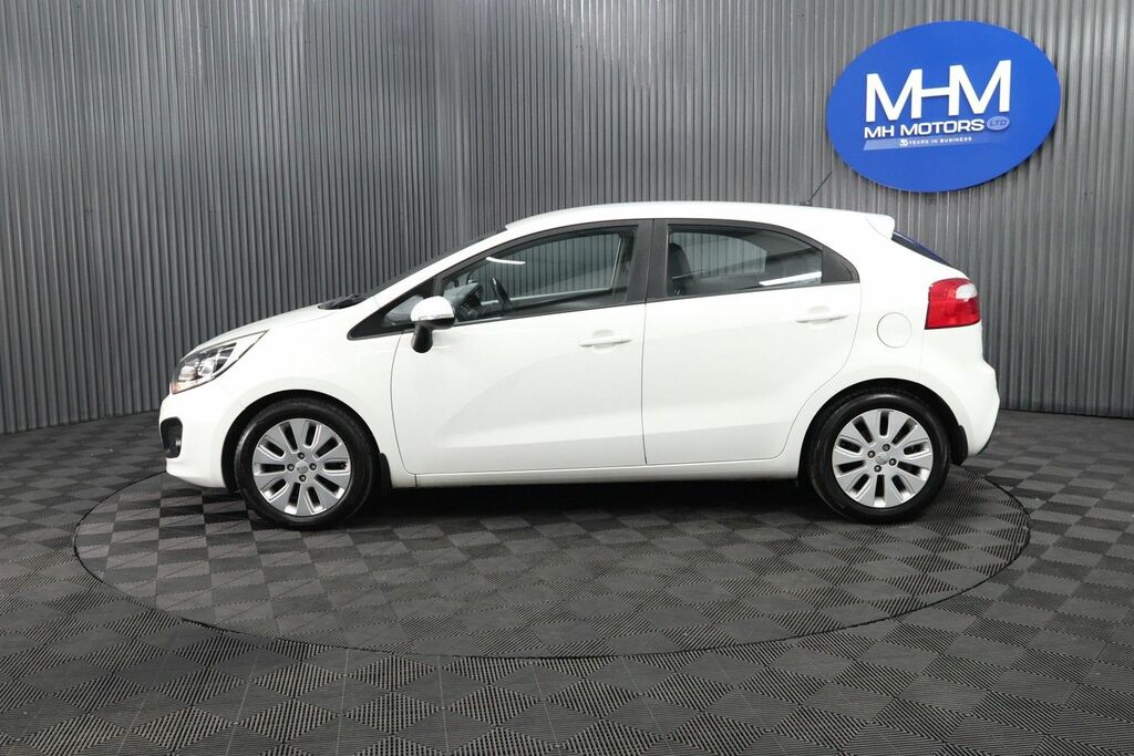 Kia RIO 2 Hatchback White #3