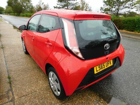 Toyota Aygo Vvt-i X-play X-shift Red #6