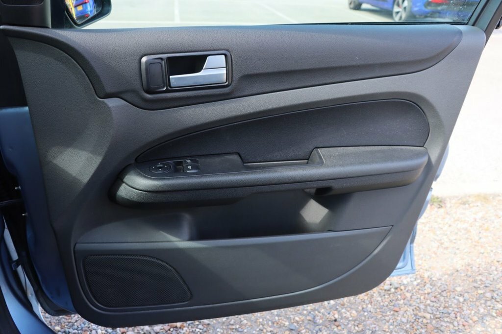 Ford Focus 1.6 LX Silver #24