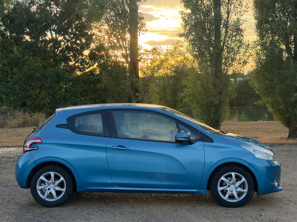 Peugeot 208 Hatchback 1.2 Vti Allure 2013 Blue #8