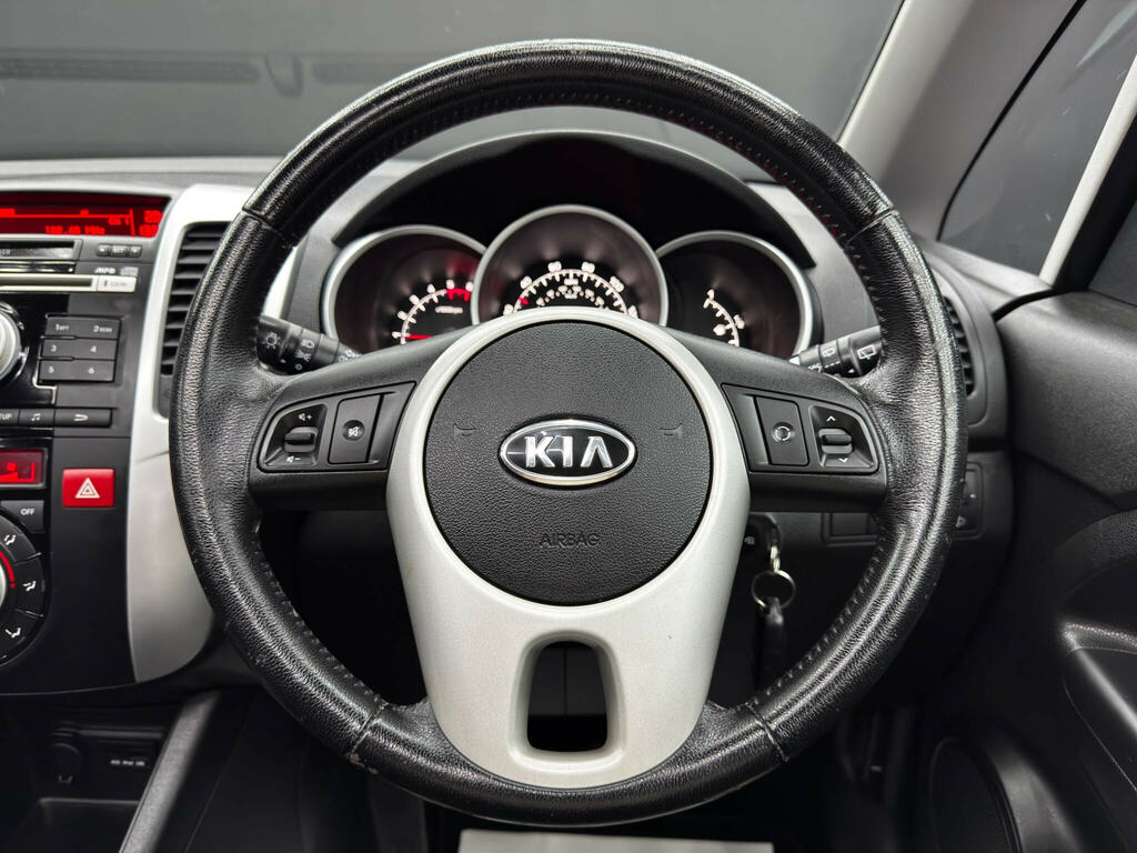 Kia Venga Hatchback Black #19