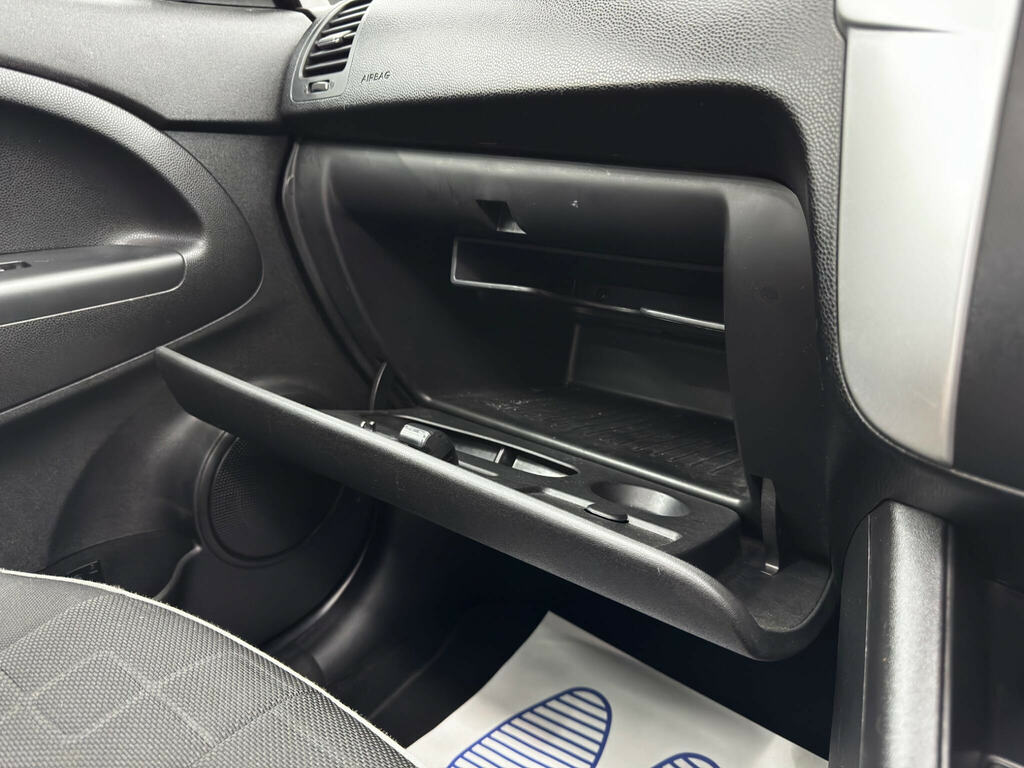 Kia Venga Hatchback Black #29