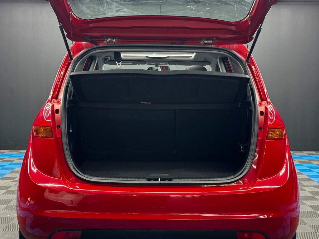 Kia Venga Hatchback Black #30