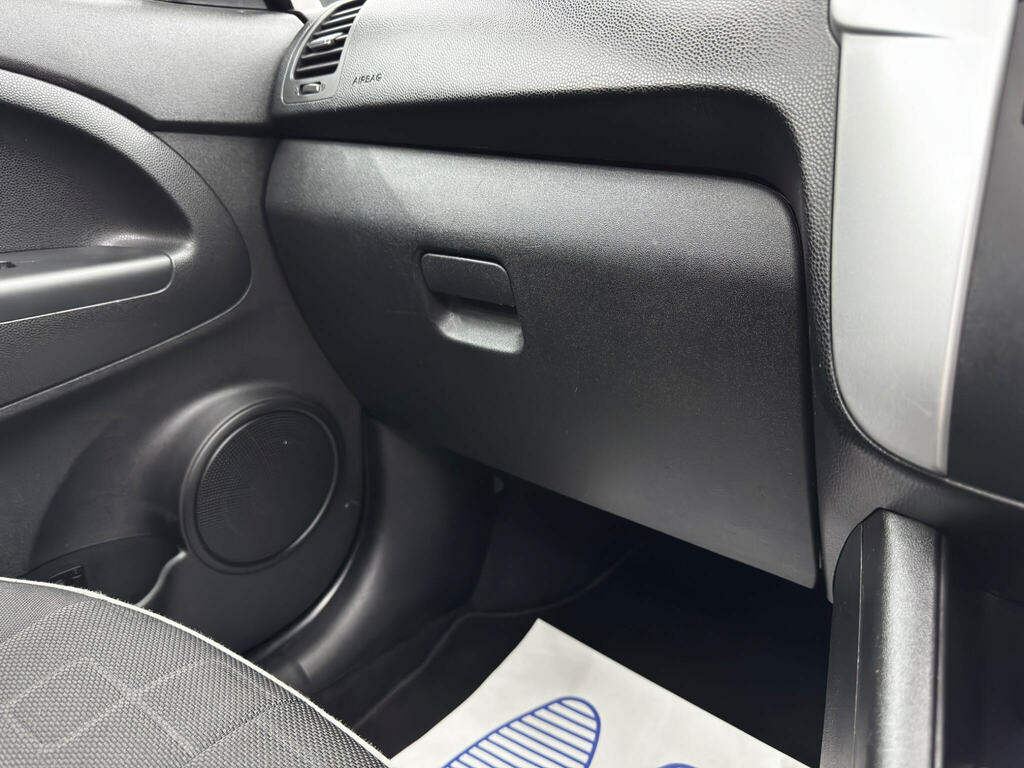 Kia Venga Hatchback Black #28