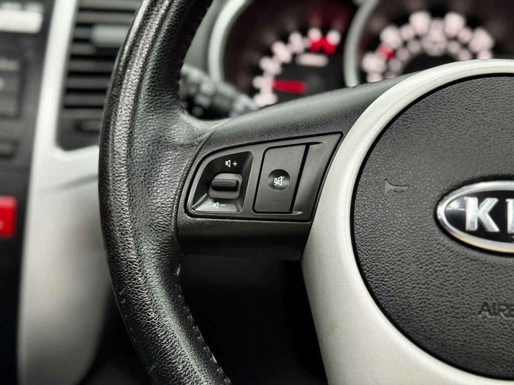 Kia Venga Hatchback Black #20
