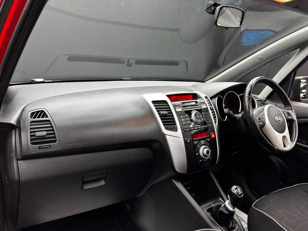 Kia Venga Hatchback Black #11