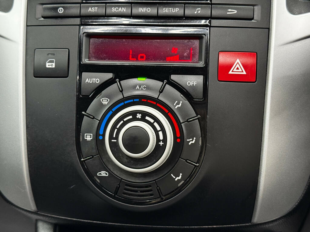 Kia Venga Hatchback Black #25