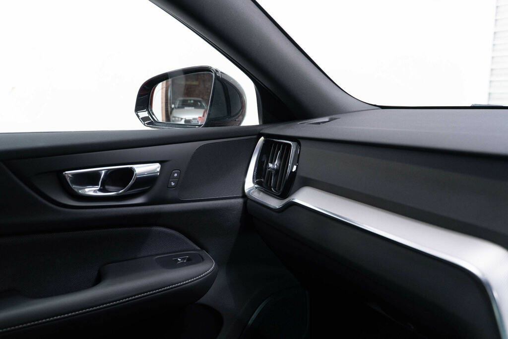 Volvo V60 D4 R-design White #8