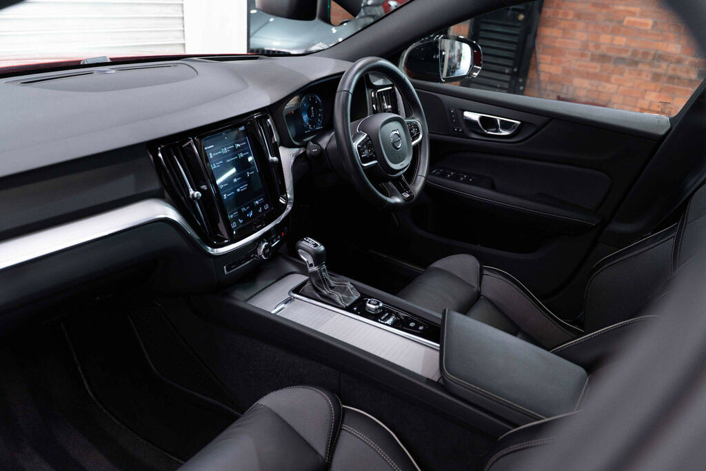 Volvo V60 D4 R-design White #12