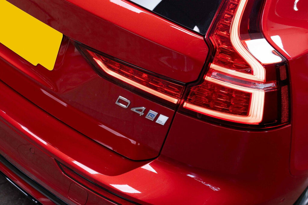 Volvo V60 D4 R-design White #40