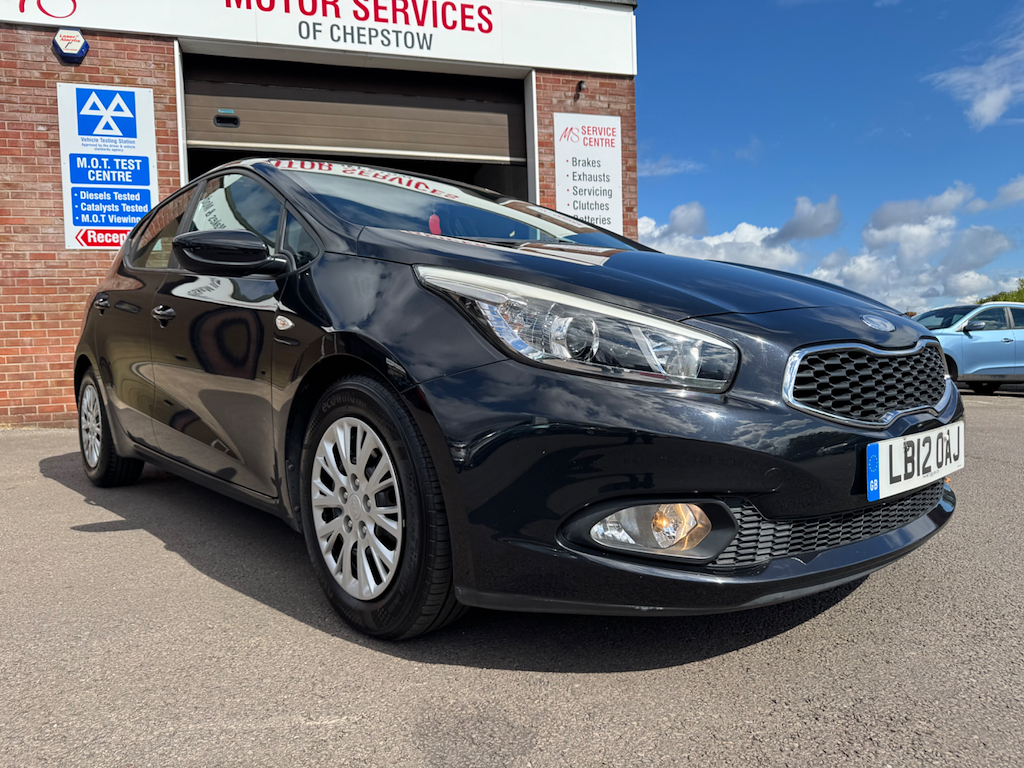 Kia Ceed Hatchback Red #28