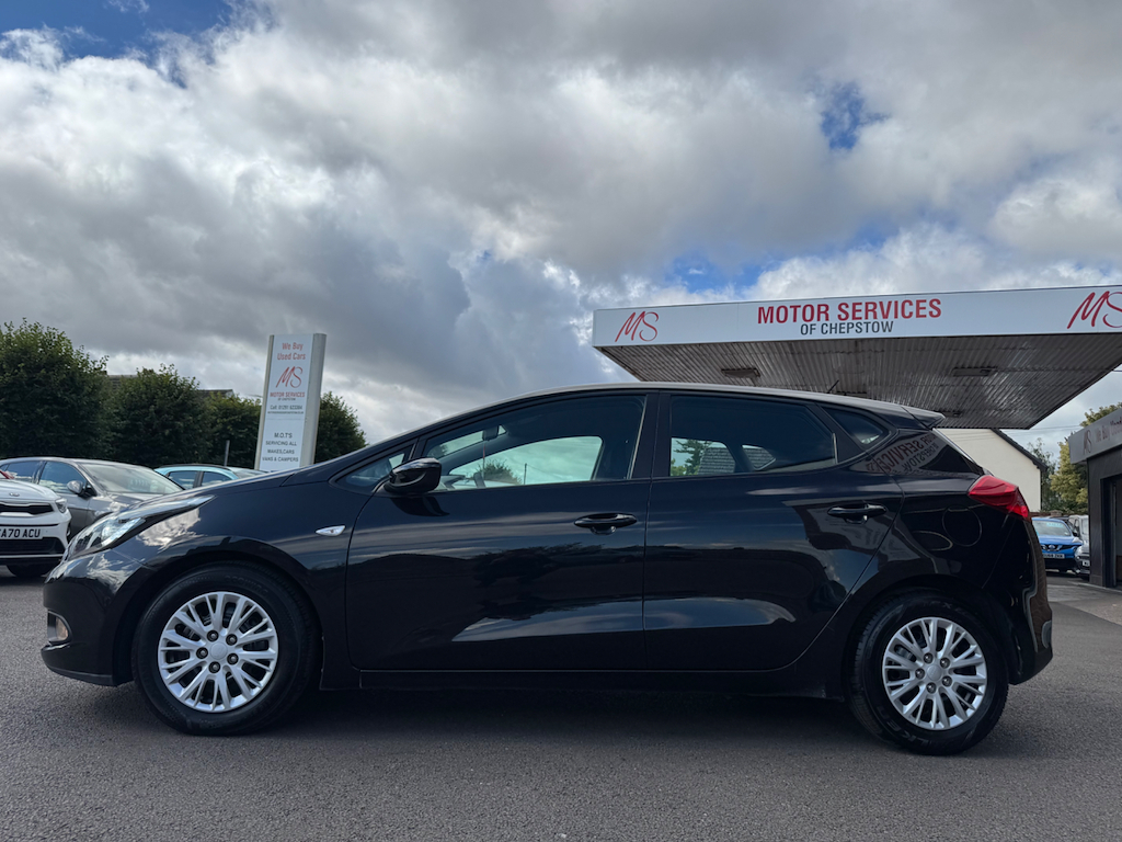Kia Ceed Hatchback Red #12