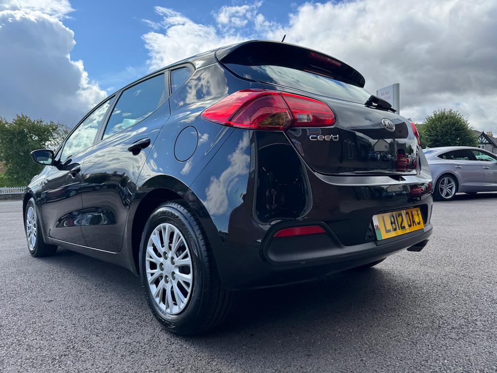Kia Ceed Hatchback Red #7