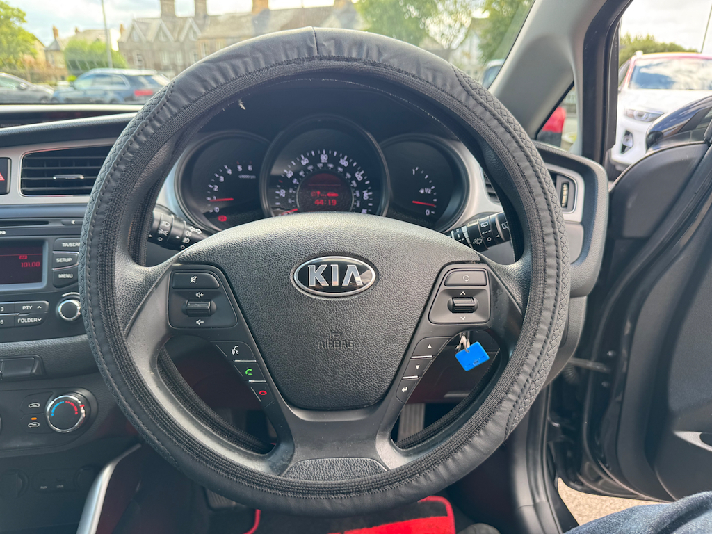 Kia Ceed Hatchback Red #15