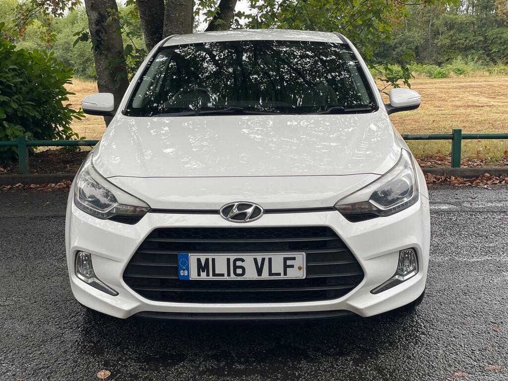 Hyundai I20 1.2 Blue Drive Sport Nav Euro 6 Ss White #2