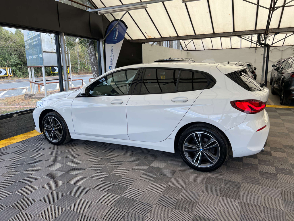 BMW 1 Series Hatchback YE70WOU White #4