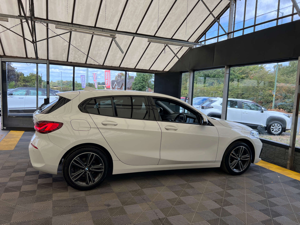 BMW 1 Series Hatchback YE70WOU White #5