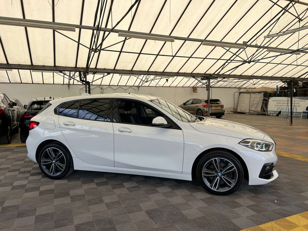 BMW 1 Series Hatchback YE70WOU White