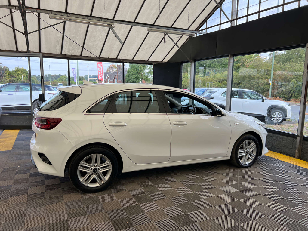 Kia Ceed Hatchback LA19MGU White #3