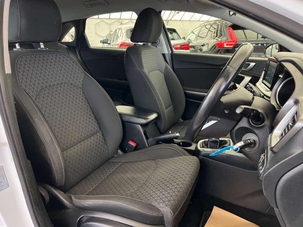 Kia Ceed Hatchback LA19MGU White #4
