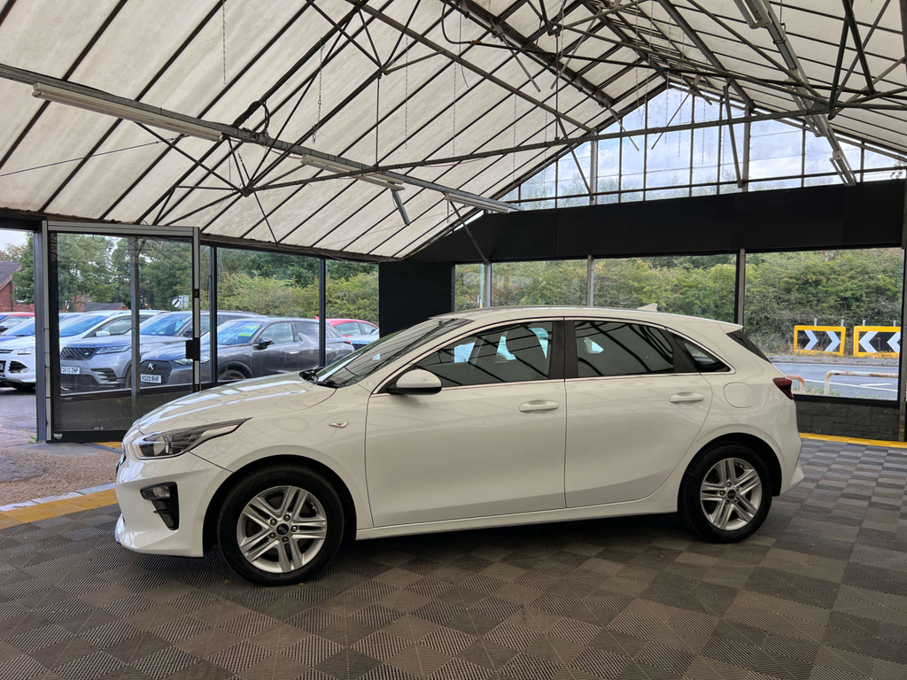 Kia Ceed Hatchback LA19MGU White #2