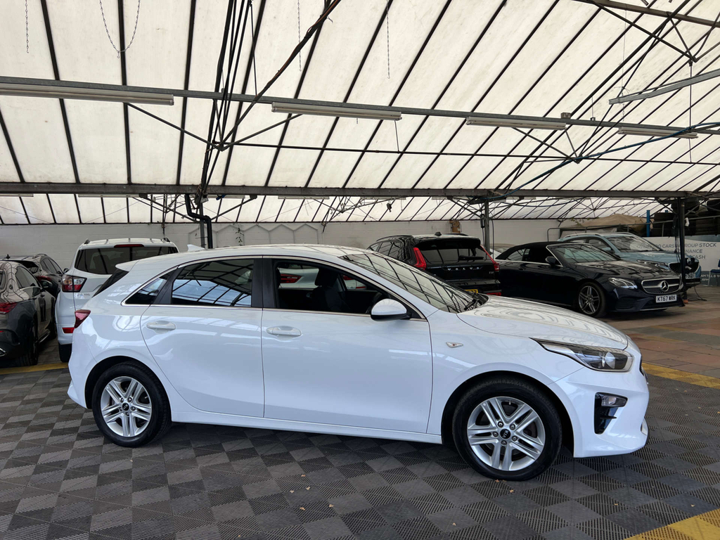 Kia Ceed Hatchback LA19MGU White