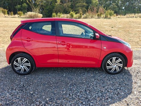 Toyota Aygo Vvt-i X-play X-shift Red #2