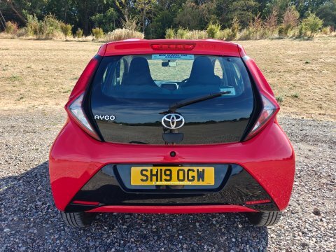 Toyota Aygo Vvt-i X-play X-shift Red #4